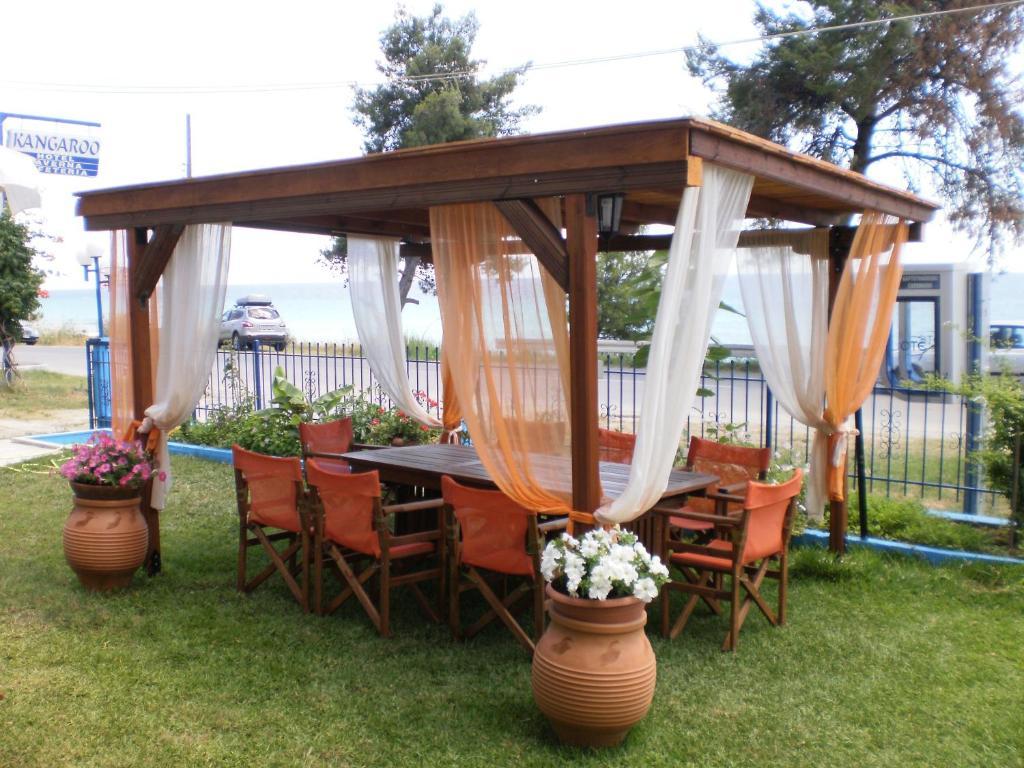 Kangaroo Hotel Mola Kaliva Exterior foto